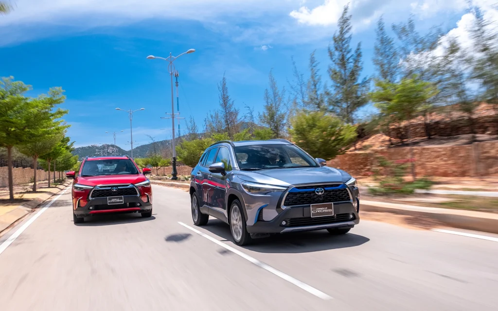 Toyota Corolla Cross đỏ và xanh xám