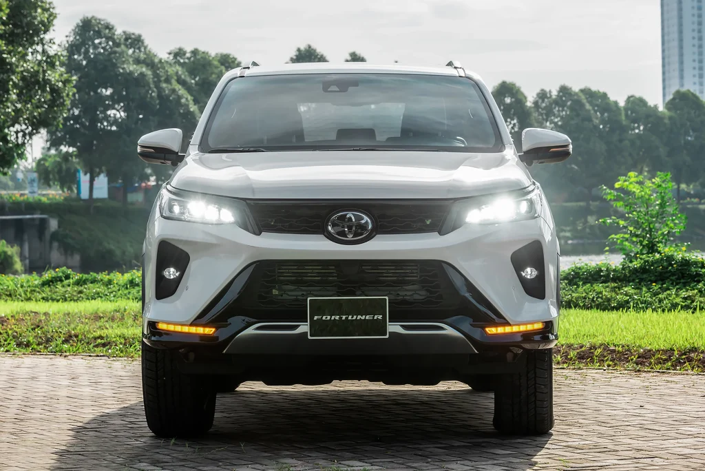 đầu xe Fortuner 2024 màu trắng