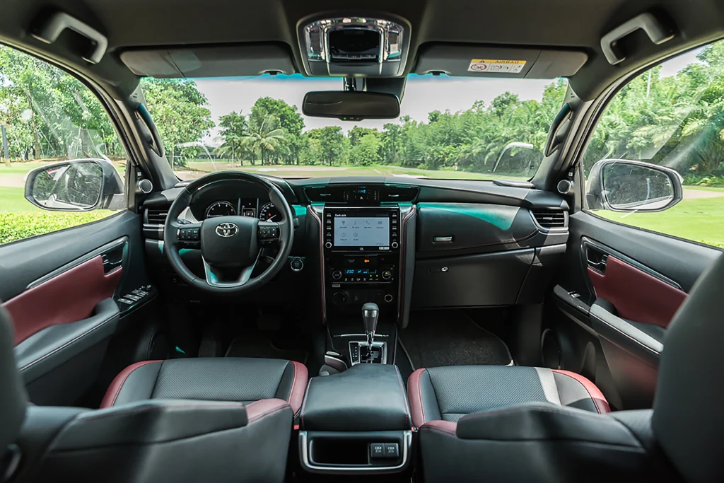 nội thất màu đen xe Fortuner 2024