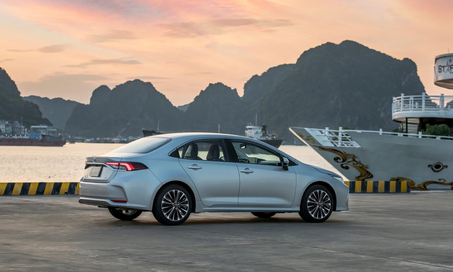 Xe Corolla Altis