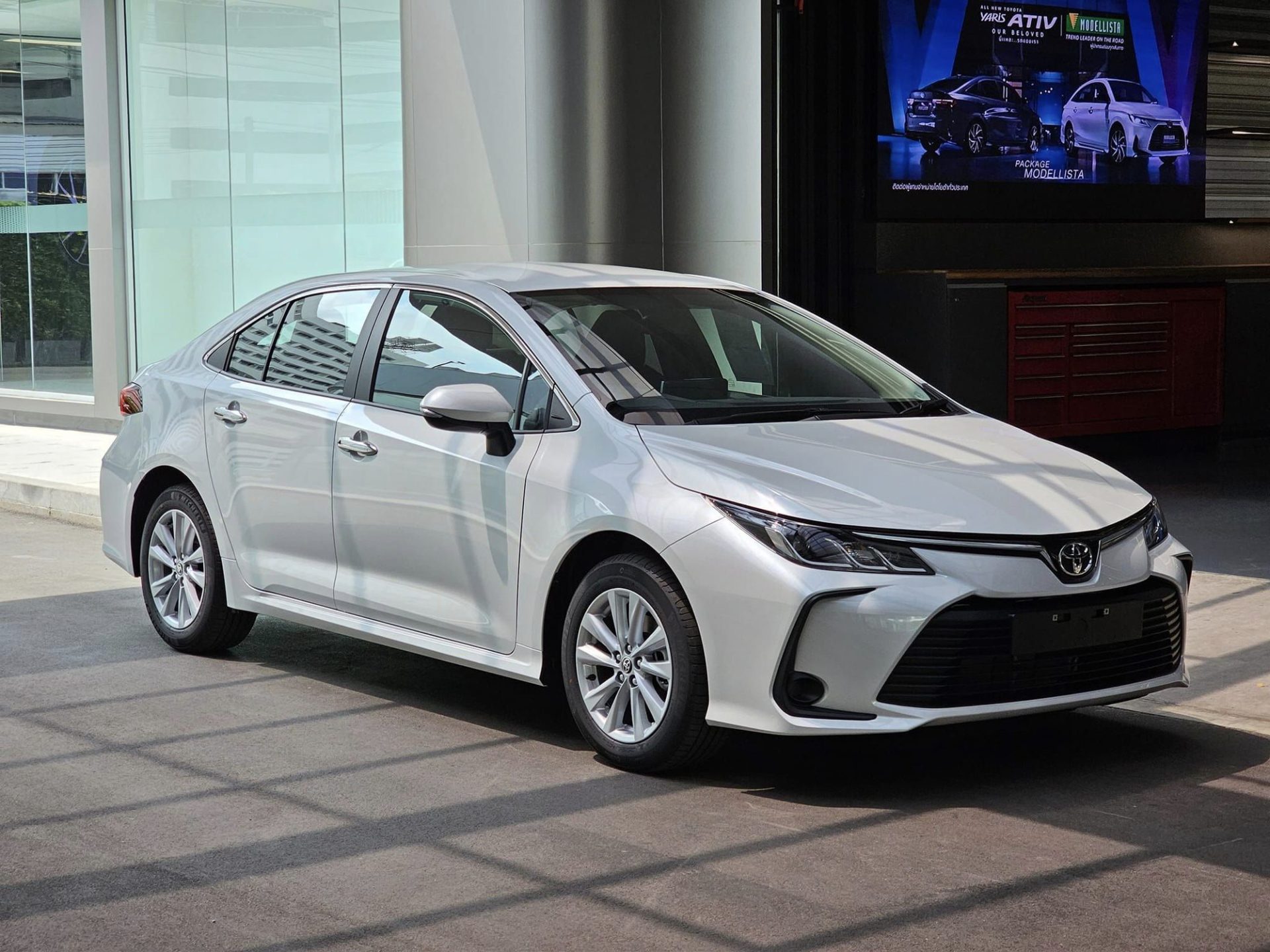 Xe Corolla Altis 2023 trắng