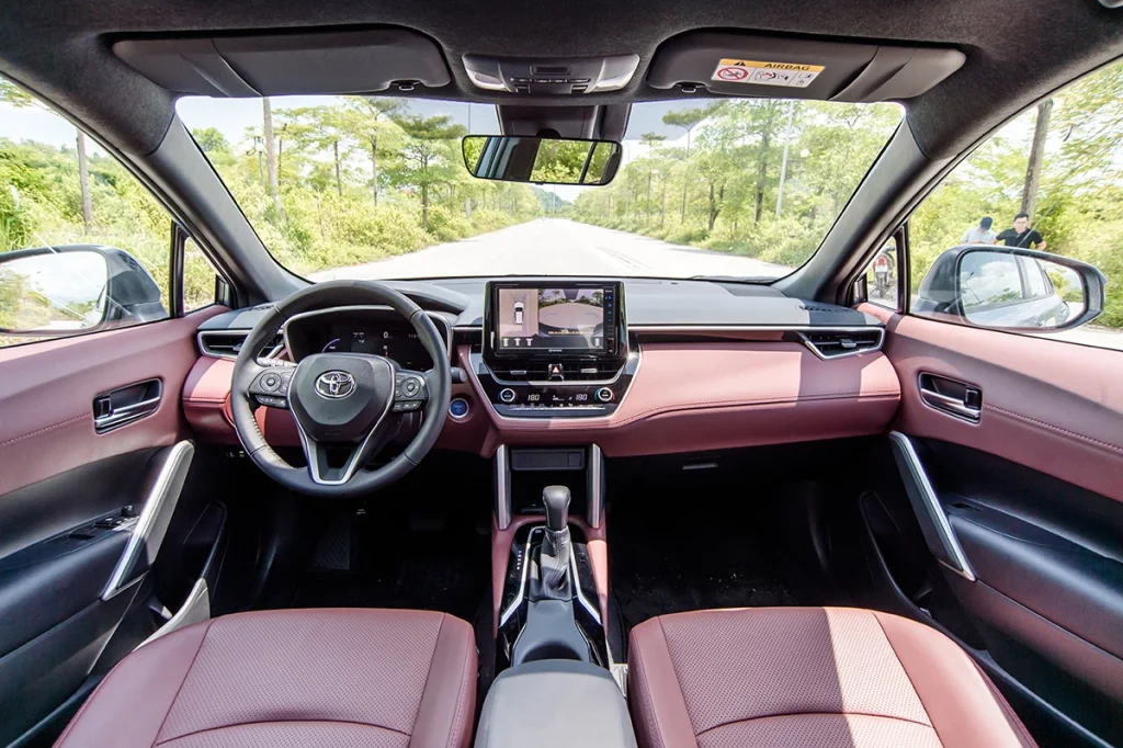 nội thất màu đỏ ghế lái xe Toyota Corolla Cross 2024