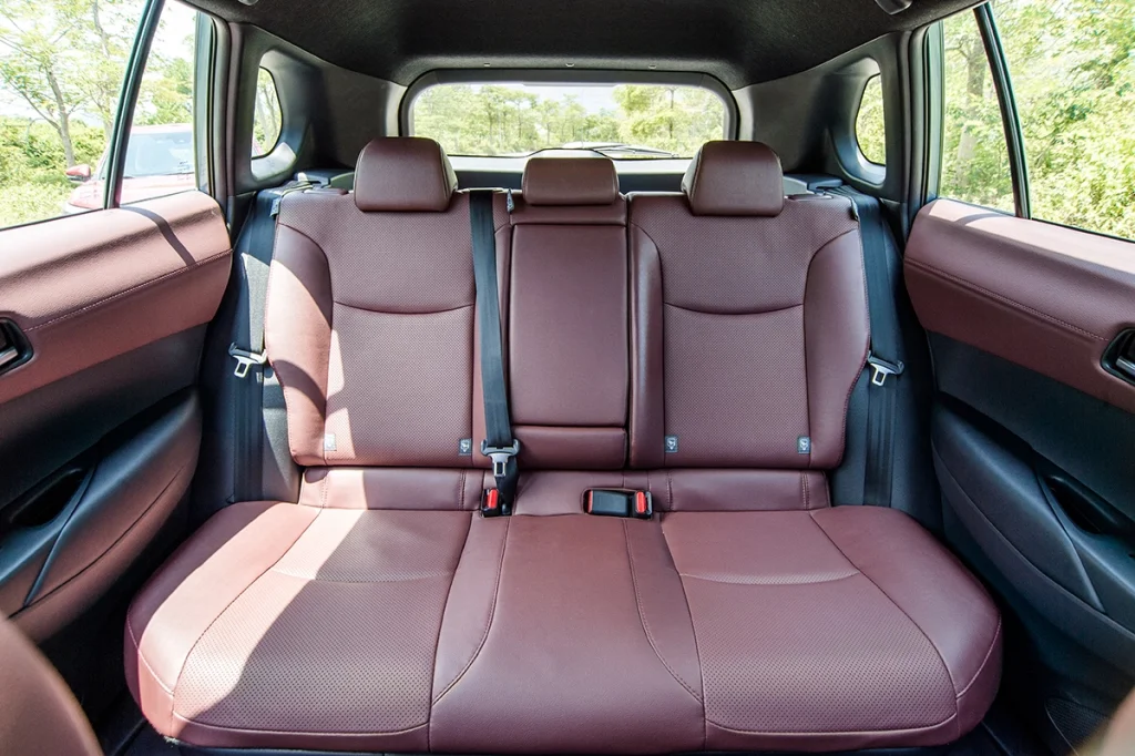 nội thất màu đỏ ghế sau xe Toyota Corolla Cross 2024