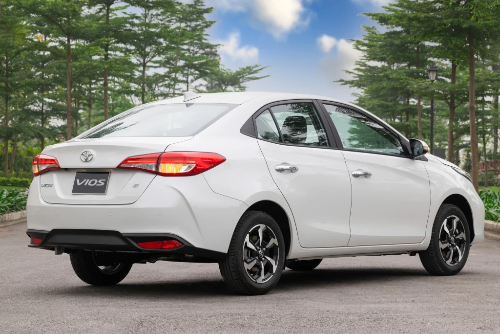 đuôi xe vios màu trắng