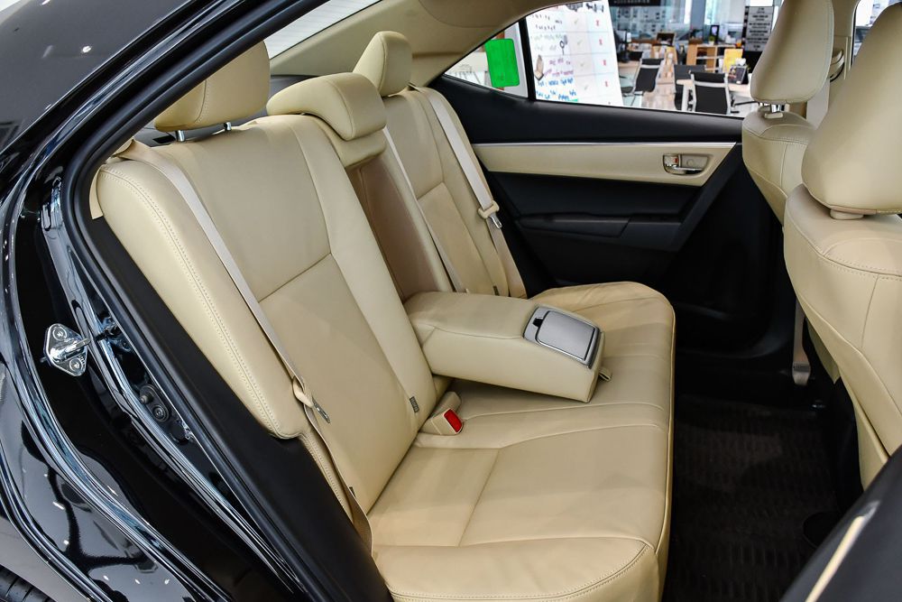 nội thất màu kem ghế ngồi sau xe Toyota Corolla Altis 2022