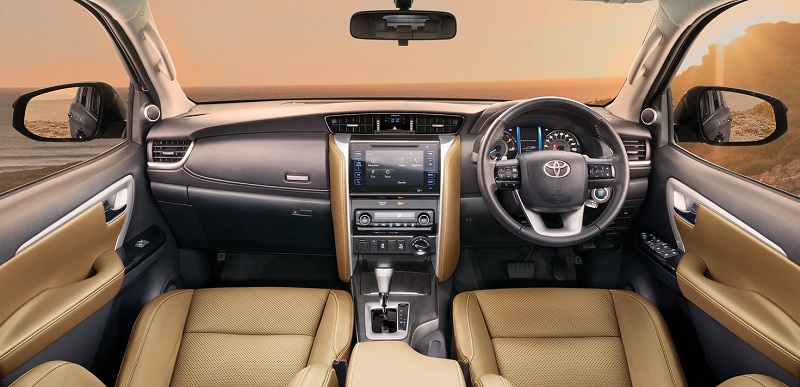nội thất ghế lái màu kem xe Fortuner 2022
