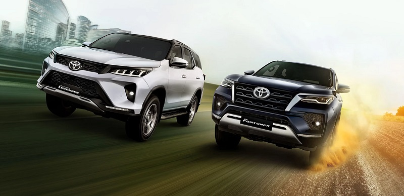 xe Toyota Fortuner Legender 2022 màu trắng và xe Toyota Fortuner 2022 màu đen