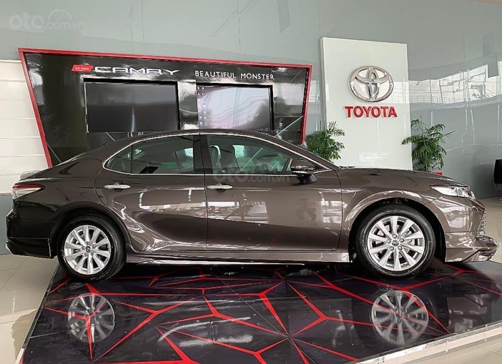 Xe Toyota Camry màu nâu