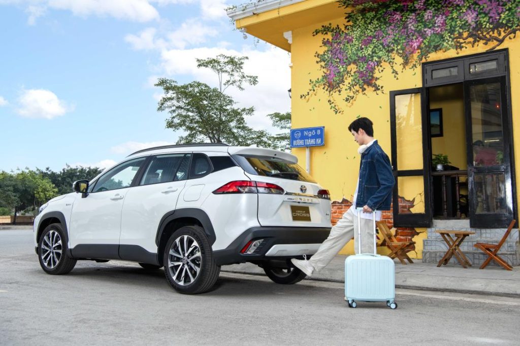 khách hàng trải nghiệm Corolla Cross 2024 HEV màu trắng