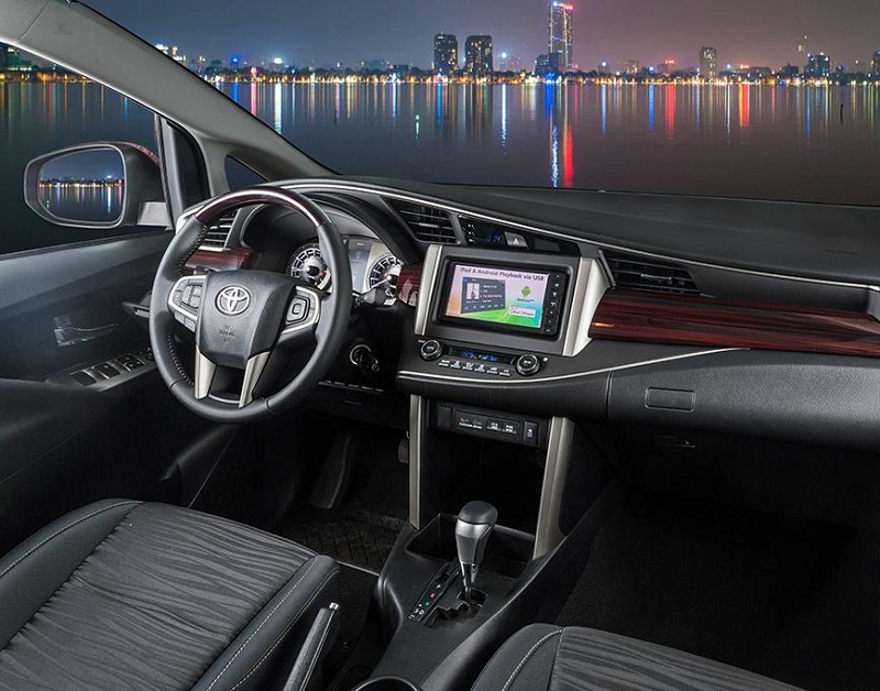 nội thất ghế trước màu đen xe Innova Venturer 2022