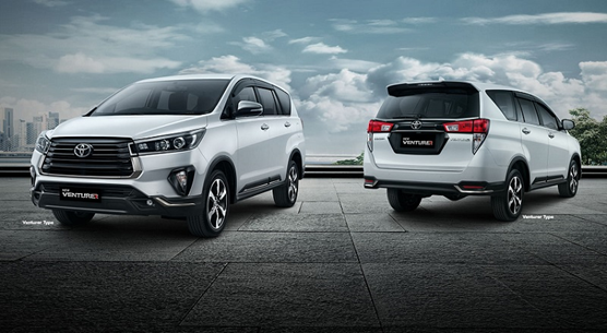 đầu xe Innova Venturer 2022 và đuôi xe Innova Venturer 2022 màu bạc