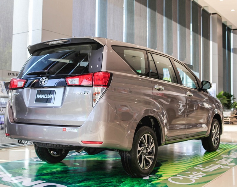 đuôi xe Innova G 2022 màu đồng