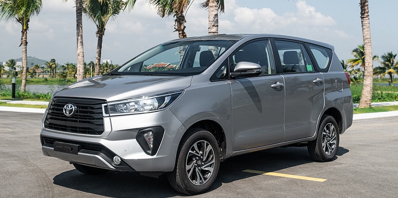 hông xe Innova G 2022 màu bạc