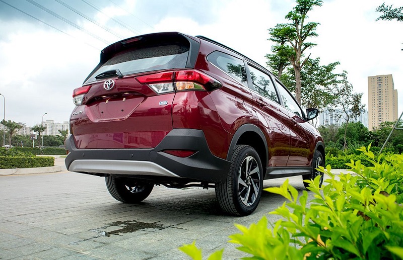đuôi xe Toyota Rush 2022 màu đỏ