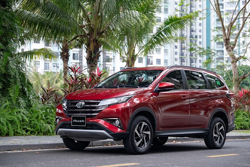 hông xe Toyota Rush 2022 màu đỏ