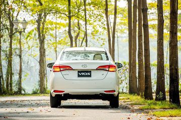 đuôi xe Vios 2023 màu trắng