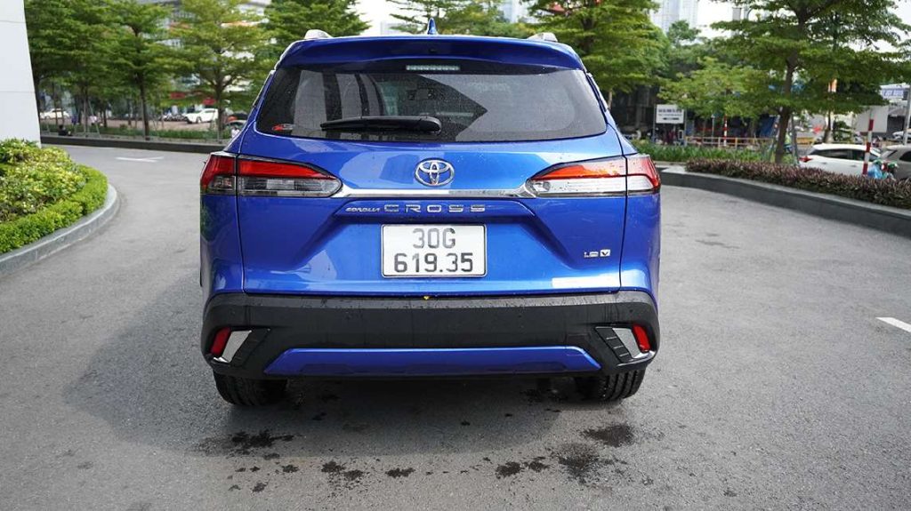 đuôi xe Corolla Cross 2023 màu xanh tại Toyota Mỹ Đình