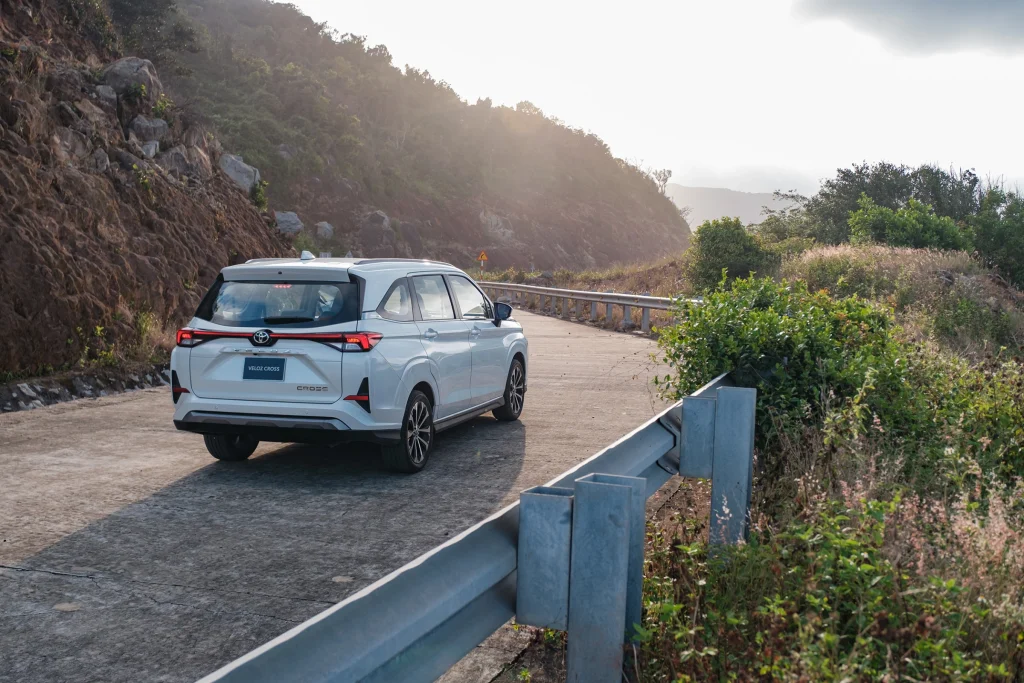 đuôi xe Veloz Cross 2024 màu trắng