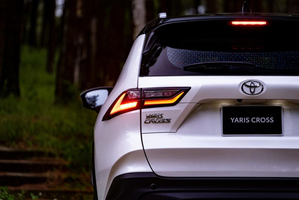 đuôi xe Yaris Cross 2024 màu trắng
