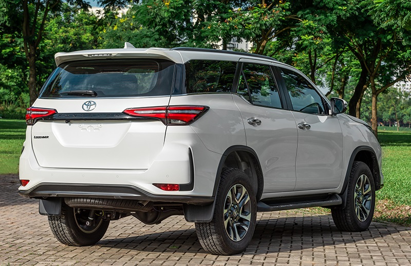 Đuôi xe Toyota Fortuner 2022 màu trắng