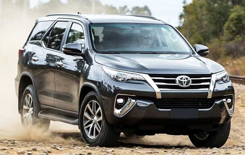 Chạy xe Toyota Fortuner 2022 đường cát đá