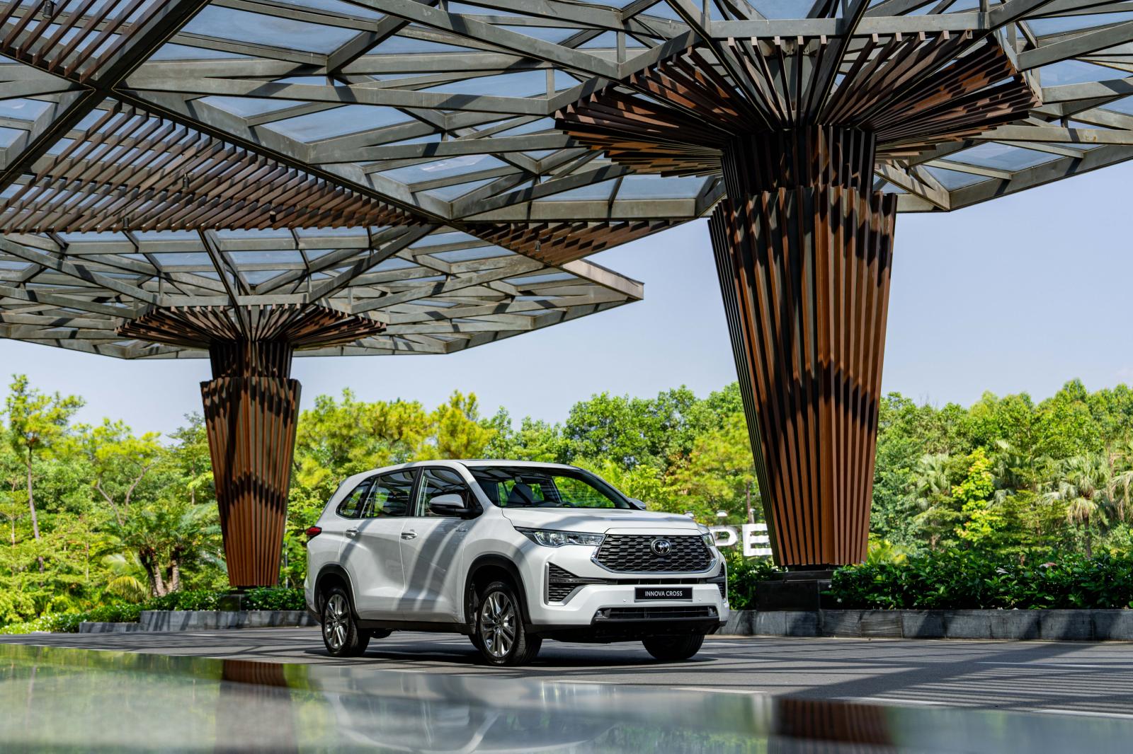 Xe Innova Cross 2023