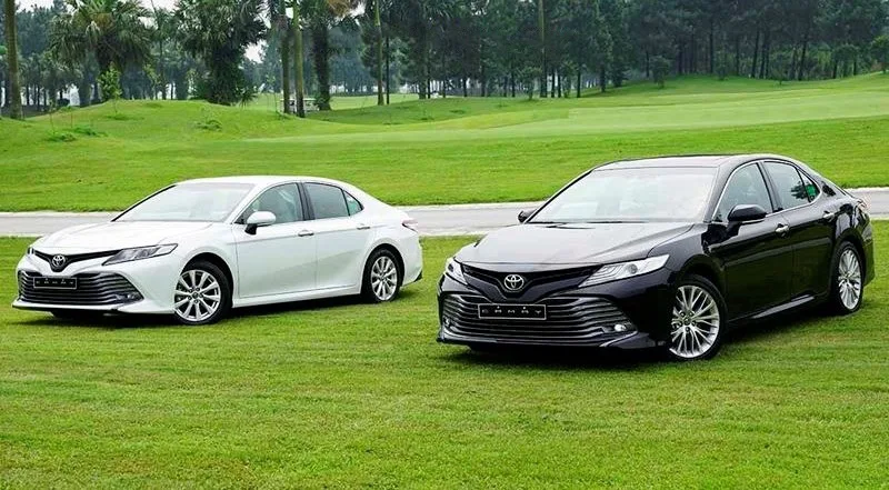 xe Toyota Camry 2.0G và 2.5Q màu đen và màu trắng