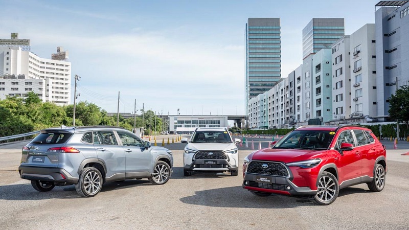3 Corolla Cross V 2022 màu đỏ, xám, trắng