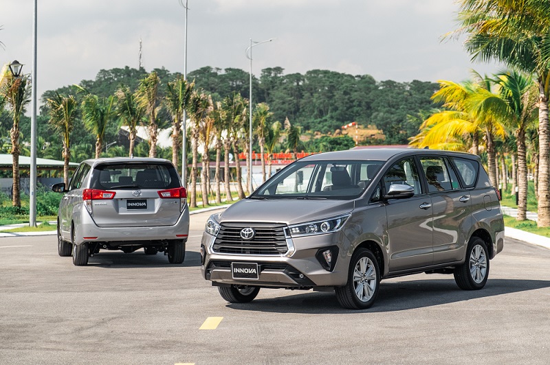 đầu xe và đuôi xe Innova V 2022 màu đồng 