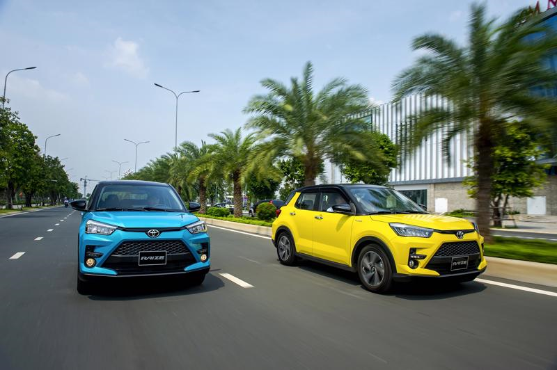 xe Toyota Raize màu xanh và màu vàng