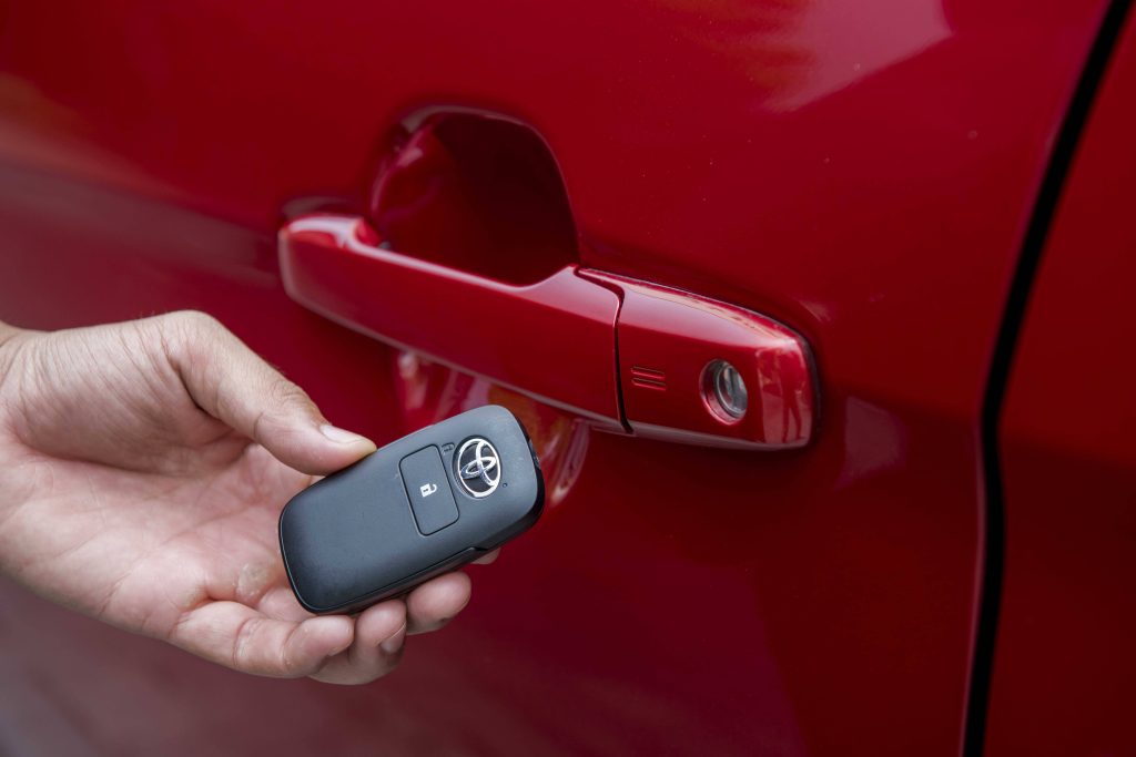 cửa xe và chìa khóa xe Toyota Wigo 2023 đỏ