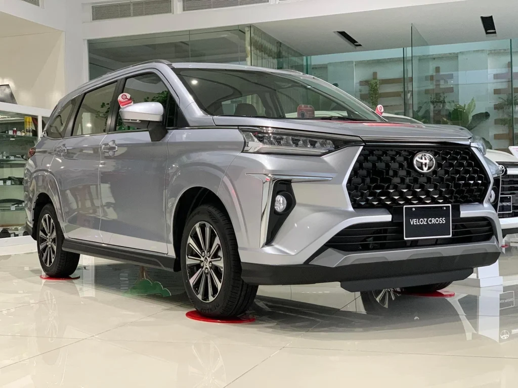 Toyota Veloz Cross màu bạc