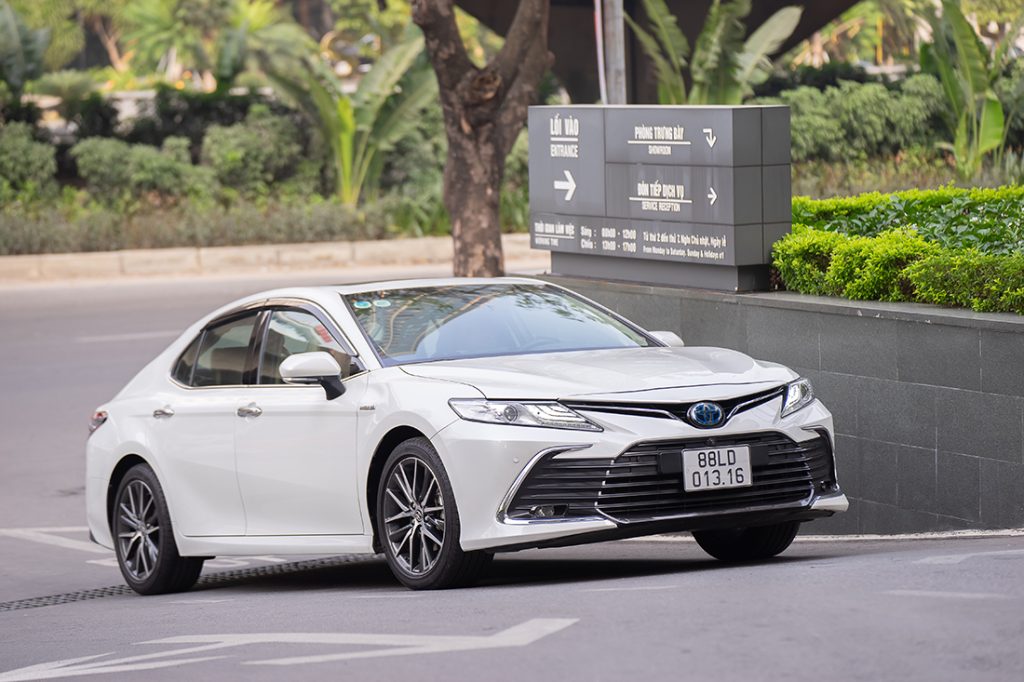 Giá xe Toyota Camry 2024 trắng